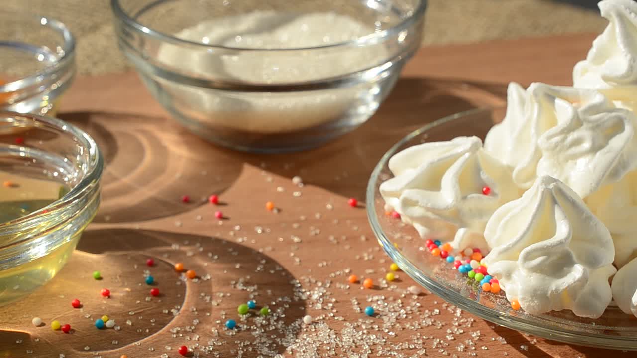 Torta di meringa e componenti. Meringa da ogni angolazione