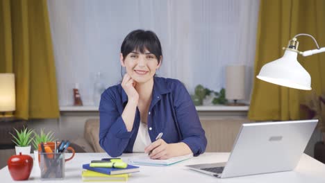 Estudiante-Que-Se-Siente-Feliz-Y-Tranquila,-Divirtiéndose.