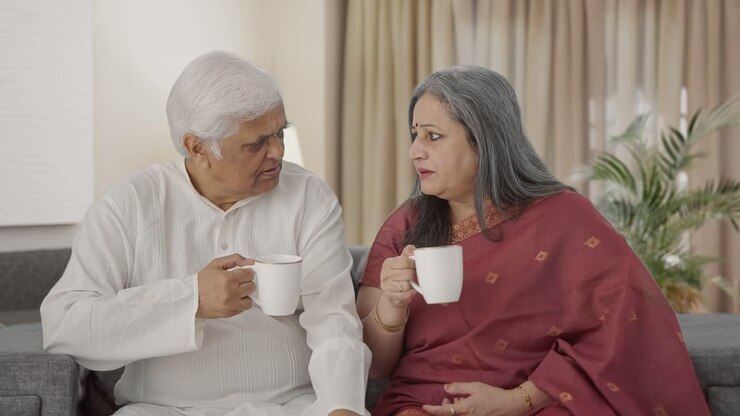 una vieja pareja india bebiendo té y disfrutando