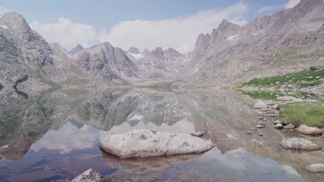 un sereno lago de montaña rodeado de altas cumbres de granito