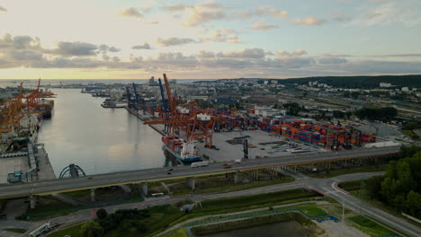 puerto marítimo de carga en el puerto de gdynia con grandes grúas, terminal de envío de polonia