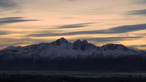 Puesta-De-Sol-Sobre-Las-Montañas-De-Alaska-En-El-Anclaje,-Lapso-De-Tiempo-De-Las-Nubes-Sobre-Los-Picos