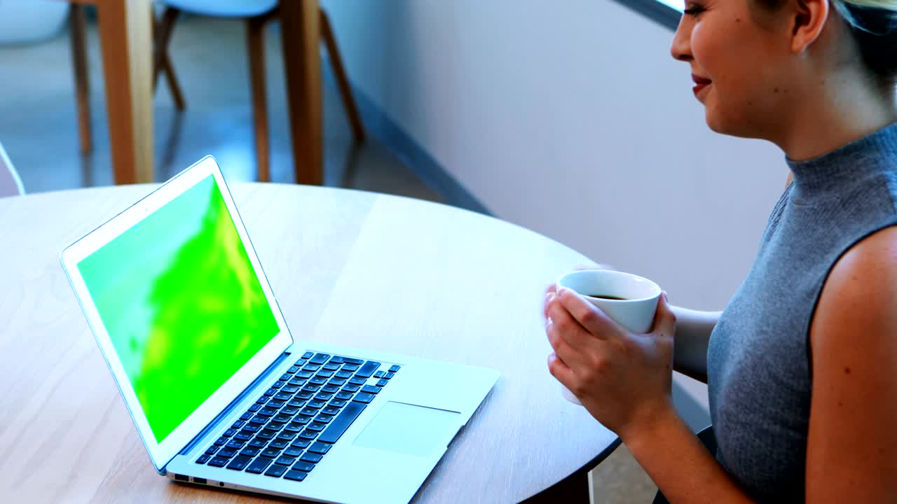 ejecutiva que tiene una videollamada en una computadora portátil