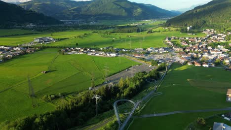 Impresionante-Ubicación-De-Pueblo-En-Un-Valle-Verde-Rodeado-De-Montañas