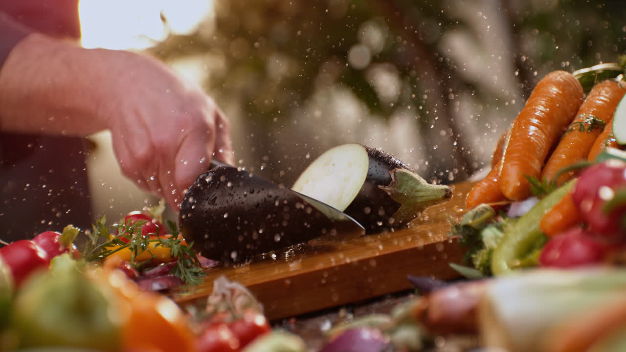 corte de berenjena al aire libre
