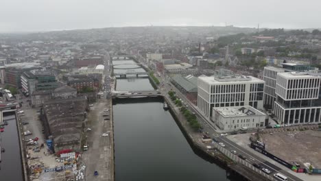 cork ireland vista aérea de drones puentes sobre el río lee