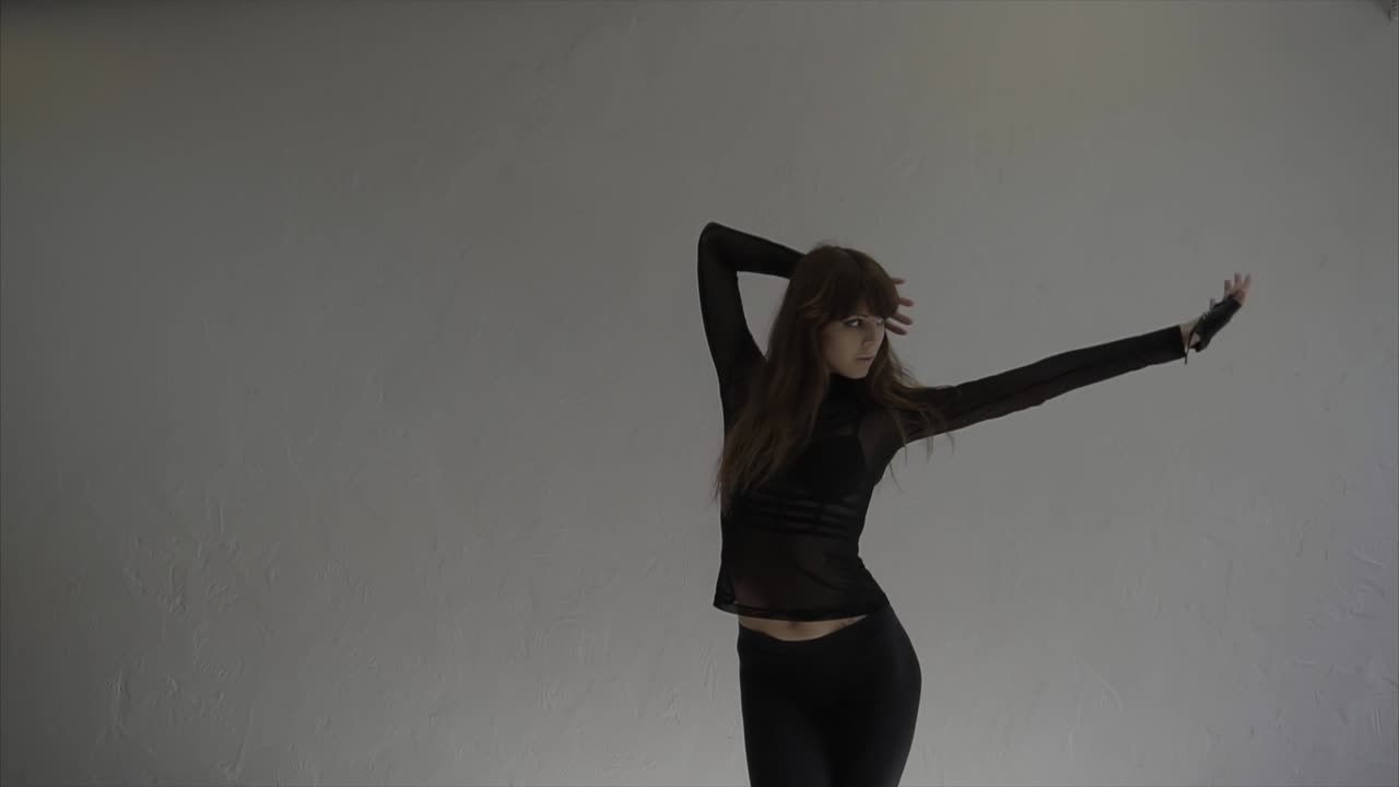 mujer posando con ropa negra