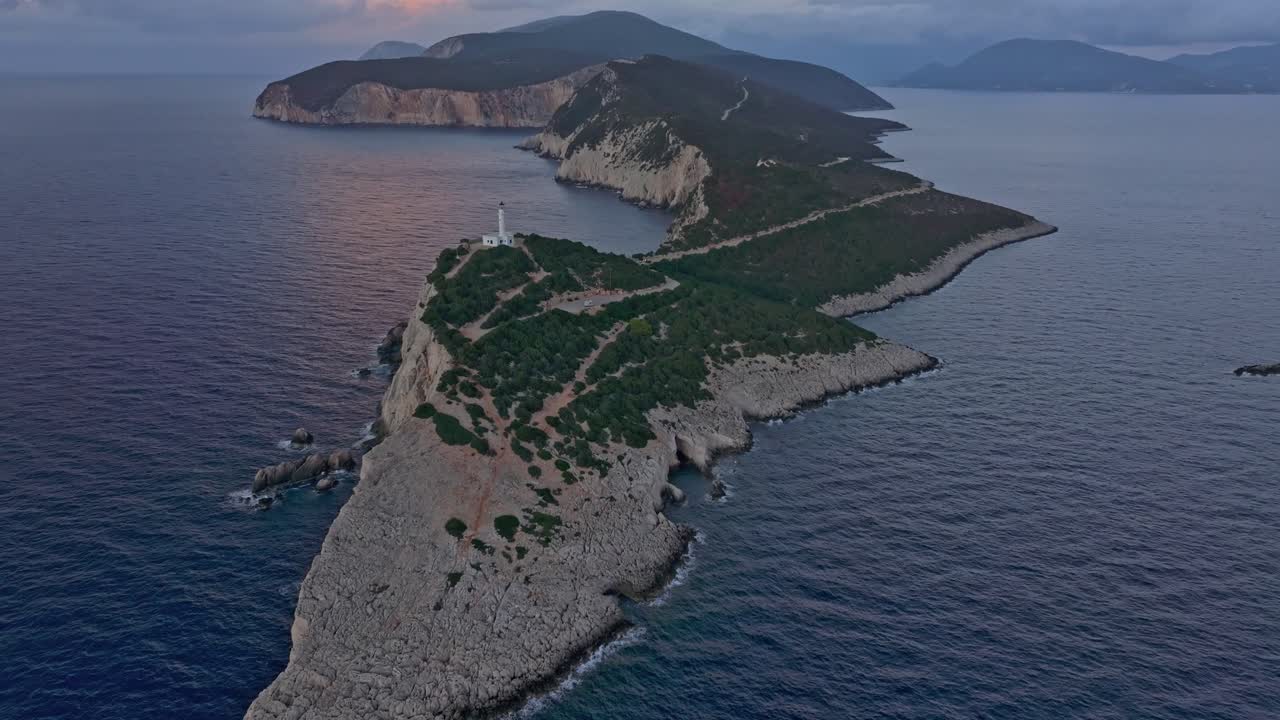 Ozean trifft auf dramatische Klippen unter schwindendem Licht, Lefkada, Griechenland