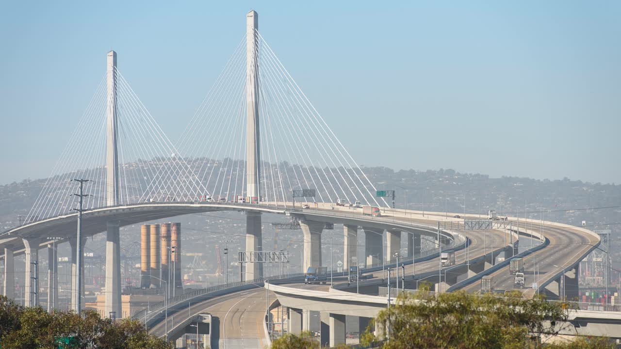 캘리포니아의 롱비치 국제 게이트웨이 다리의 광활한 낮 시각