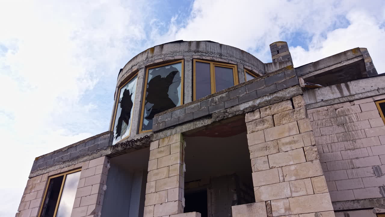 Um prédio abandonado se destaca em um céu nublado em uma paisagem misteriosa, refletindo anos de negligência e mistério