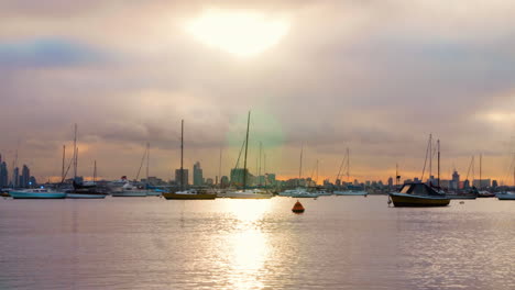 Agujero-En-Las-Nubes-Revela-Hermosa-Hora-Dorada-Sobre-La-Ciudad-Junto-Al-Agua