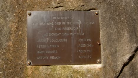 disparó en ángulo de la placa conmemorativa a los trabajadores que murieron construyendo el depósito de agua de carsington