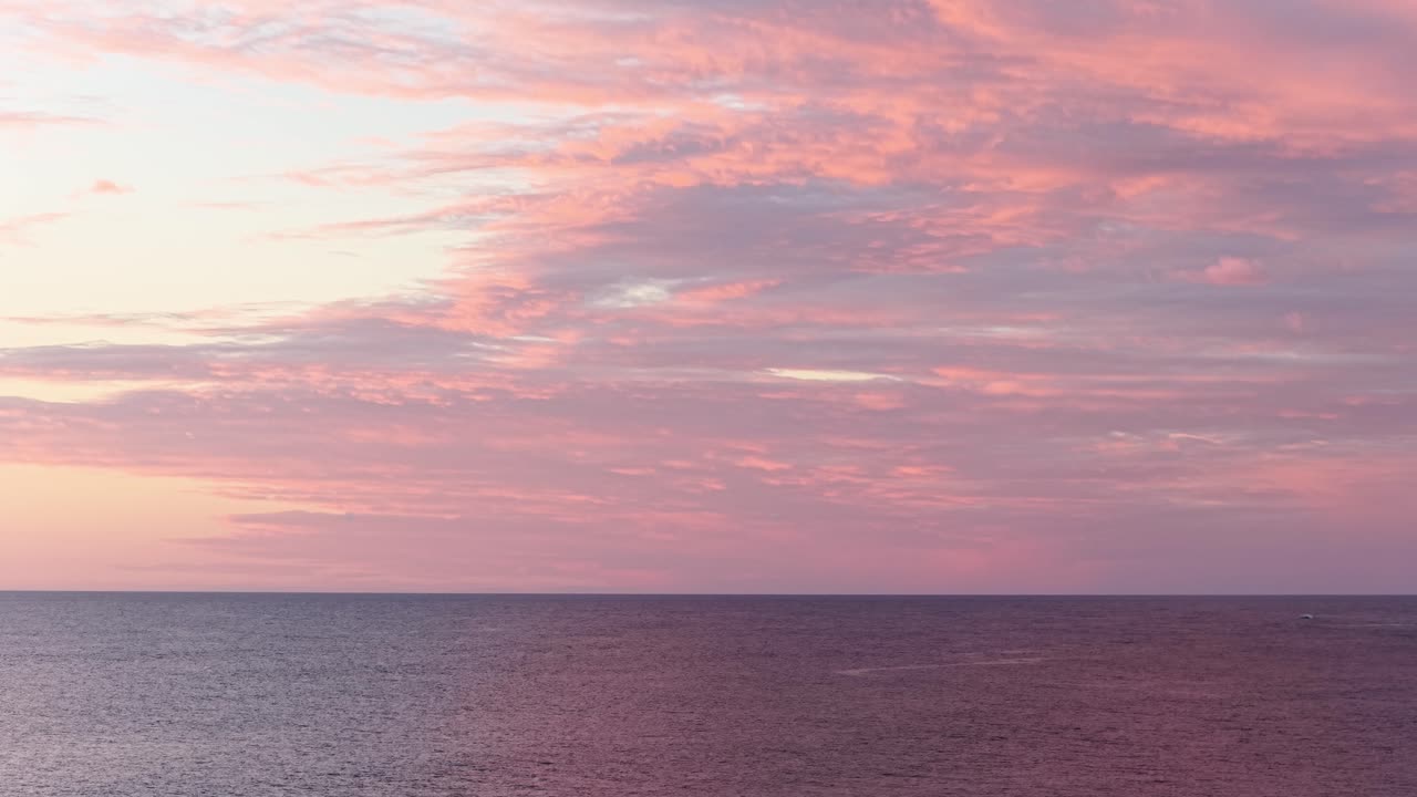 Nuvole rosa al tramonto sul mare