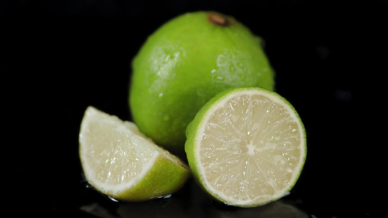 gotas de agua cayendo sobre la cal fresca.