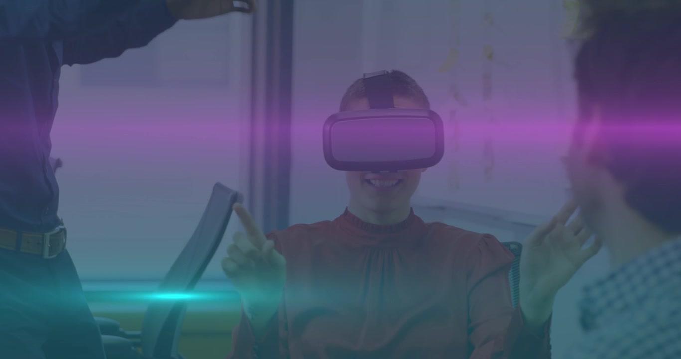 Animazione di icone di social media su un uomo afroamericano che indossa un visore VR