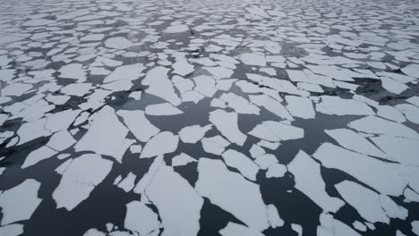 POV-En-Cámara-Lenta-De-Un-Viaje-En-Ferry-En-Invierno-En-Geirangerfjord-A-Geiranger,-Noruega,-Mostrando-Hielo-Flotando-Desde-Las-Montañas-En-El-Fiordo