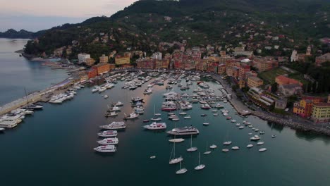 barcos en el puerto de portofino en una hermosa tarde en la costa de italia - antena