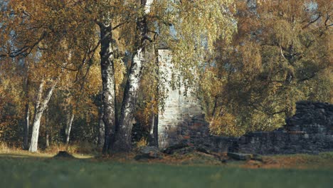 Die-Ruinen-Eines-Mittelalterlichen-Klosters-Stehen-Inmitten-Der-Leuchtenden-Farben-Der-Herbstlandschaft,-Die-Im-Parallax-Video-Festgehalten-Wurde