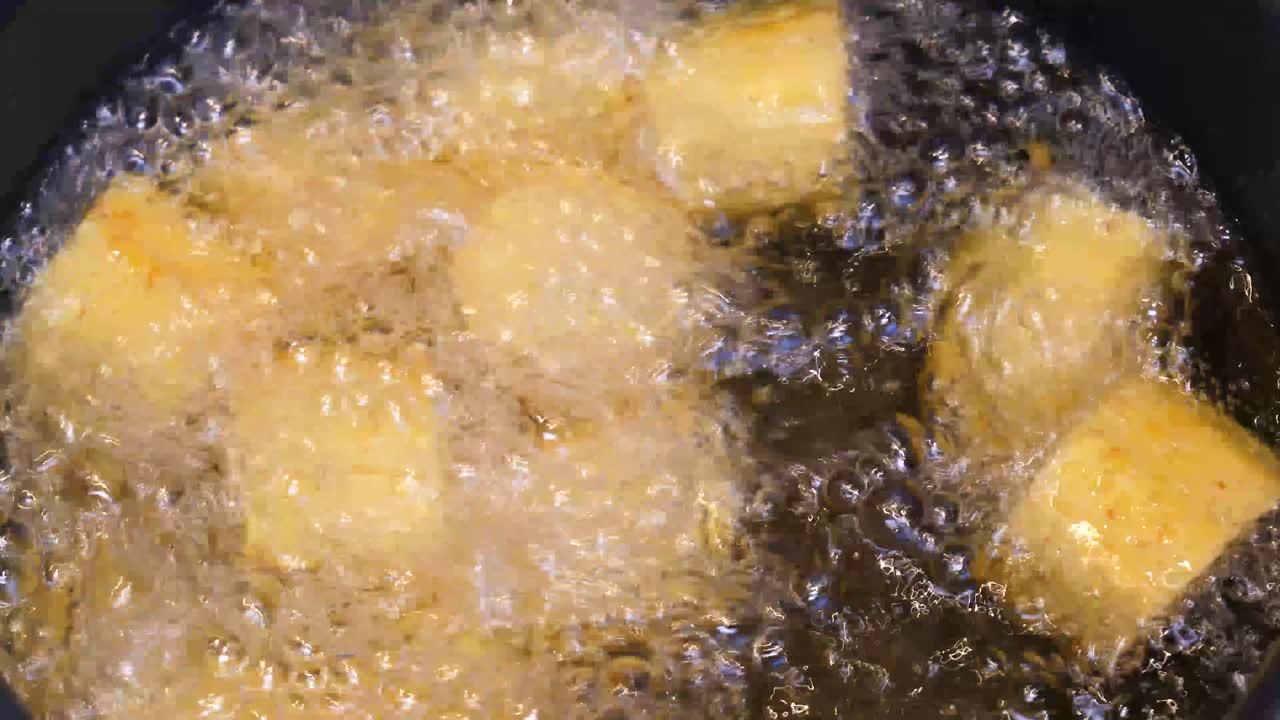 타치노를 위해 부수기 위해 튀긴 바나나를 프라이닝하고 팬에서 꺼내기