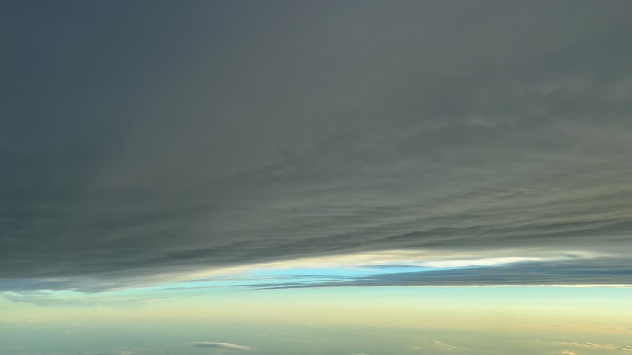 плов летит под серым слоем облаков стратуса, выстреленным из пилотской кабины реактивного самолета.