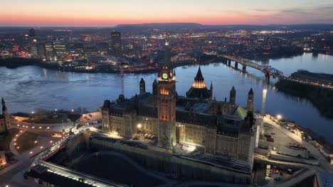 Eine-Beeindruckende-Abendliche-Drohnenaufnahme-Der-Parlamentsgebäude-Mit-Gatineau-Im-Hintergrund