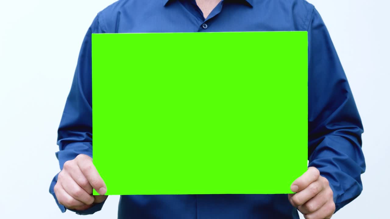 hombre en las manos de sostiene y sacude una pantalla verde se estableció. video en bucle