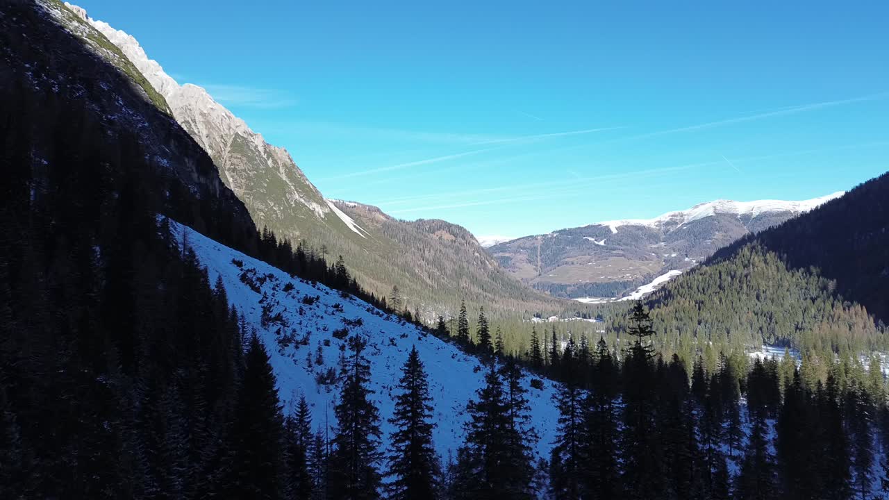 Cinematic drone-arkivopptak video over Dolomittene om vinteren, som fanger snø, fjell og en levende blå himmel