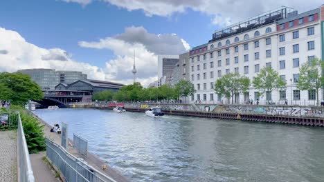베를린 미테 (berlin mitte) 강변 스프리 (spree) 는 여름에 이 나는 날에 tv 타워 전망을 가지고 있습니다.