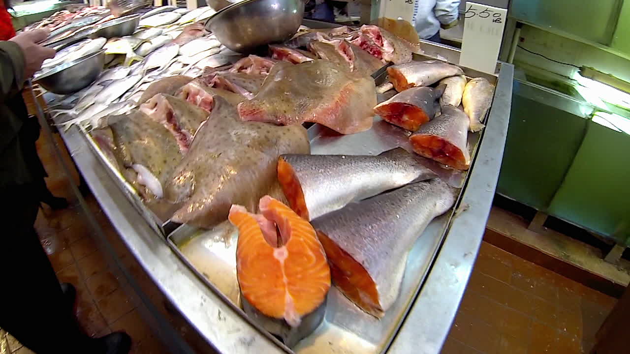 Saumon, raie et castagnole entière sont exposés au marché aux poissons de Chinatown