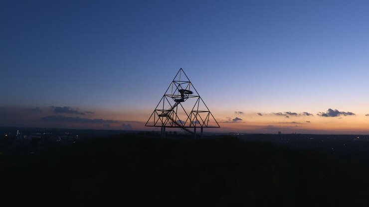 Tetraeder o tetraedro a Bottrop al tramonto, Germania.