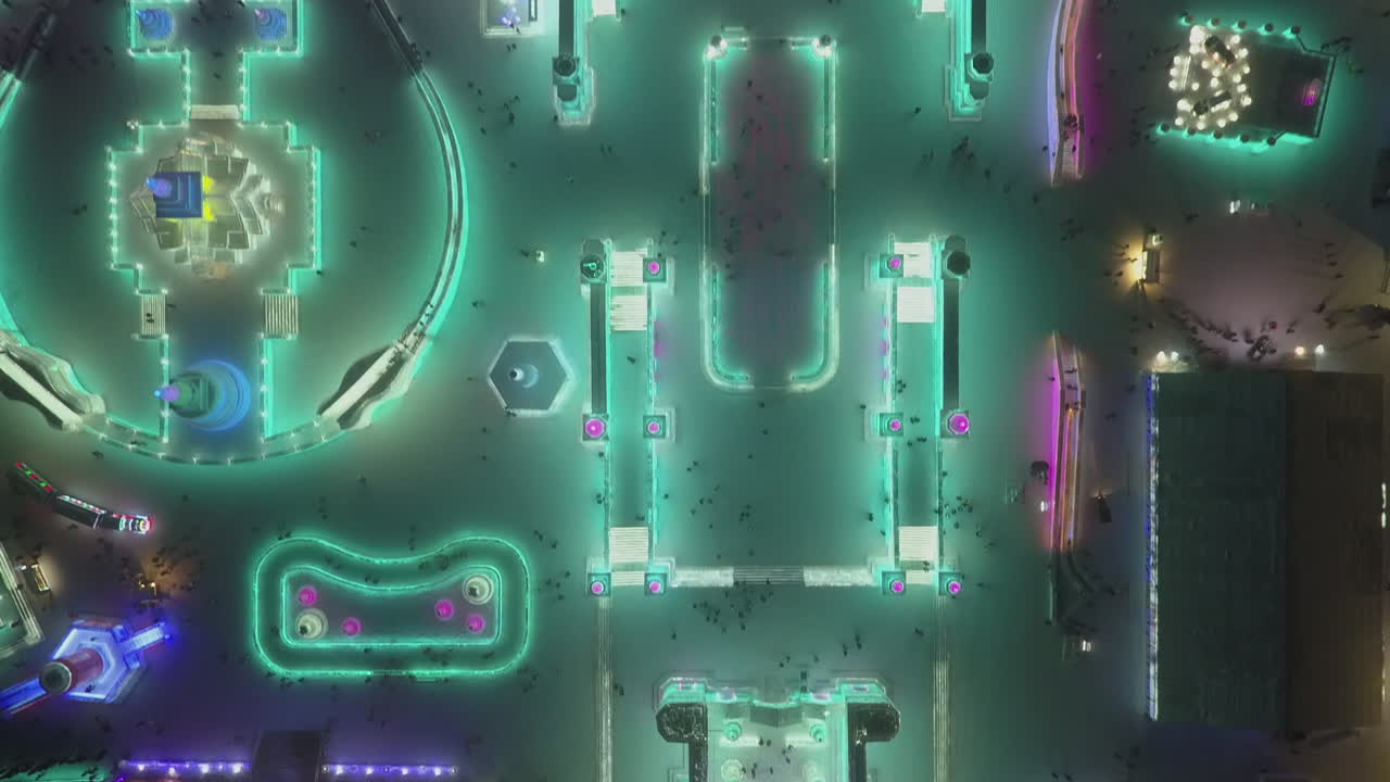 사람들은 밝고 화려한 겨울 밤에 하얼빈 중국 얼음 축제를 방문합니다