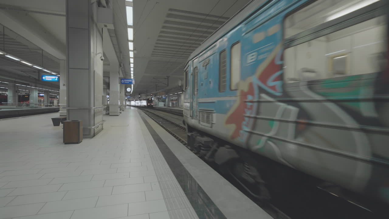 그래피티 기차 를 가진 빈 기차역 플랫폼