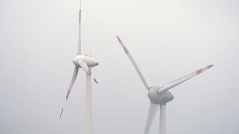 grandes aerogeneradores girando en un día ventoso, sostenibilidad futura europea