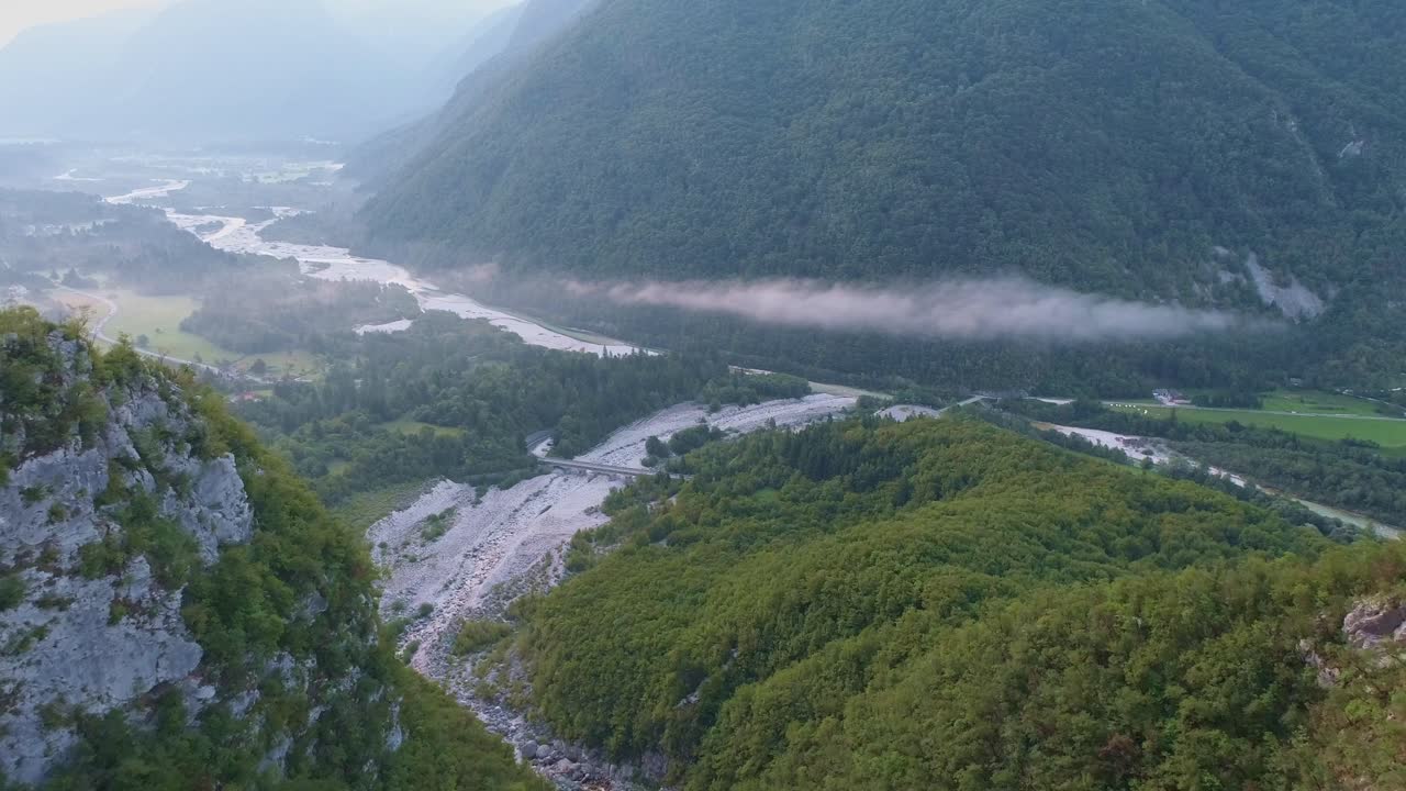 mañana brumosa en los alpes de eslovenia con nubes y disparos de drones de niebla