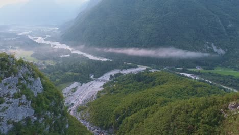 Nebliger-Morgen-In-Den-Slowenischen-Alpen-Mit-Wolken-Und-Nebeldrohnenaufnahme