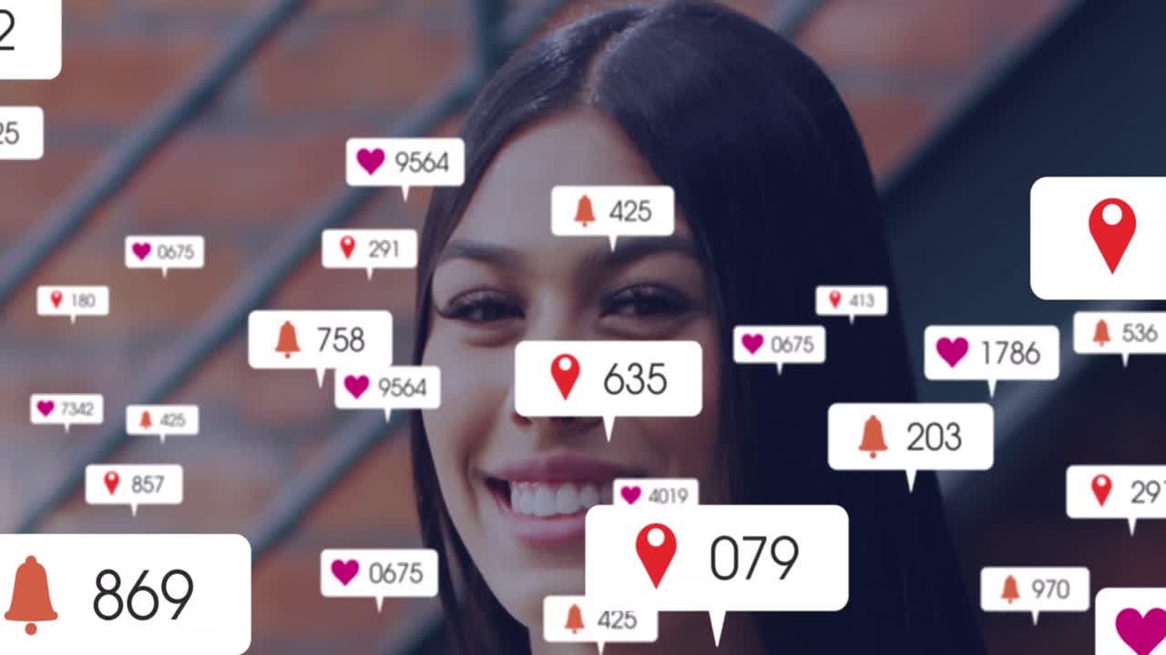 animación de números cambiantes, iconos en barras de notificación, retrato de una mujer biracial sonriente