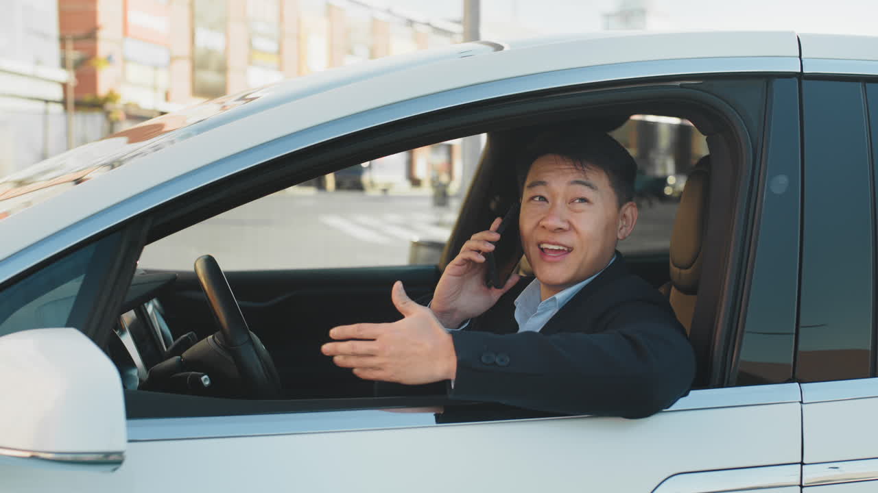 전기 자동차 를 운전 하는 동안 전화 로 이야기 하는 사람