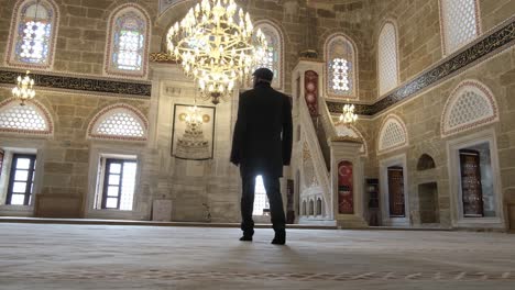 hombre visita la mezquita histórica