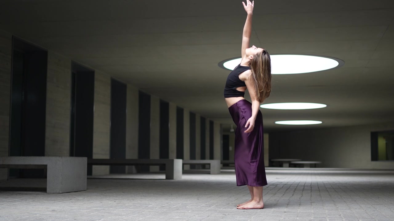 Pose di danza accattivanti ed eleganti, perfettamente ambientate in una splendida architettura moderna.