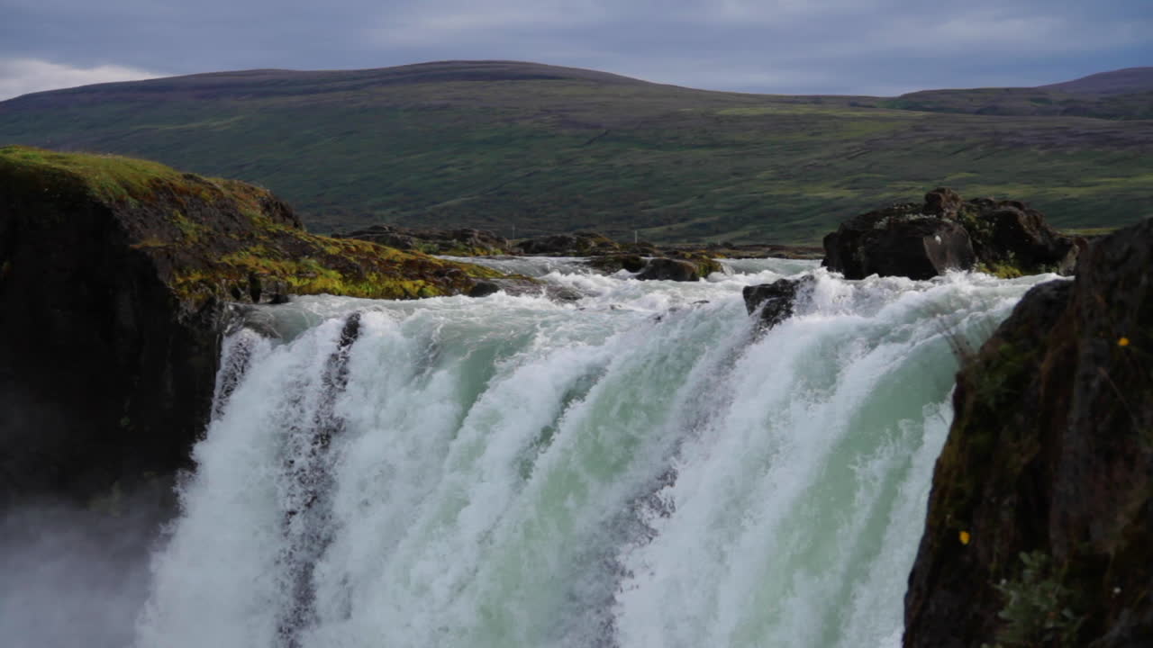 cascada de islandia que fluye a la luz del día