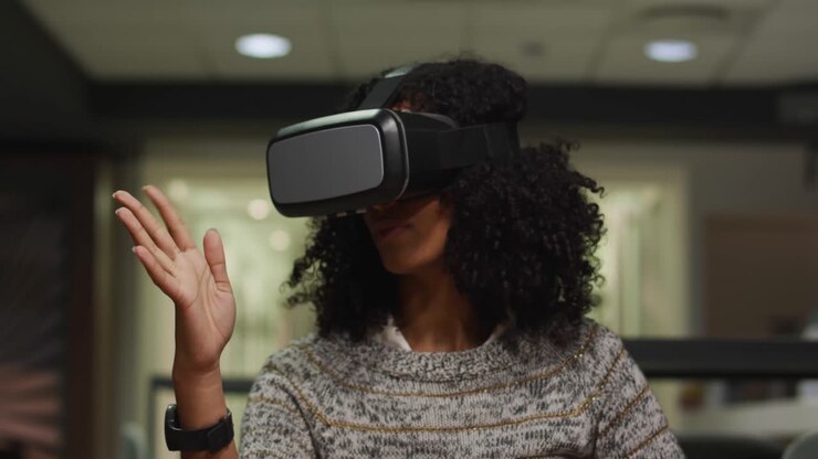 Donna d'affari che usa un visore VR in un ufficio moderno