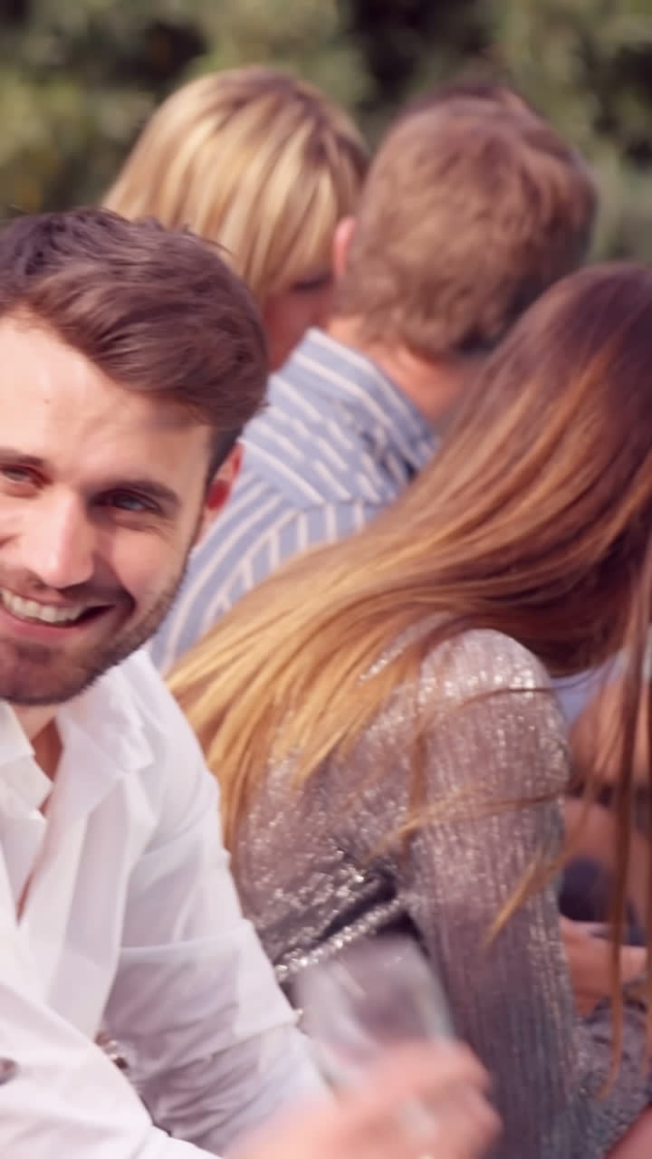 ⁇ 은 와인을 마시는 행복한 친구들