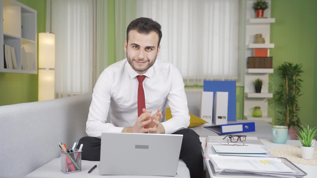 Ritratto di uomo d'affari che prova gioia
