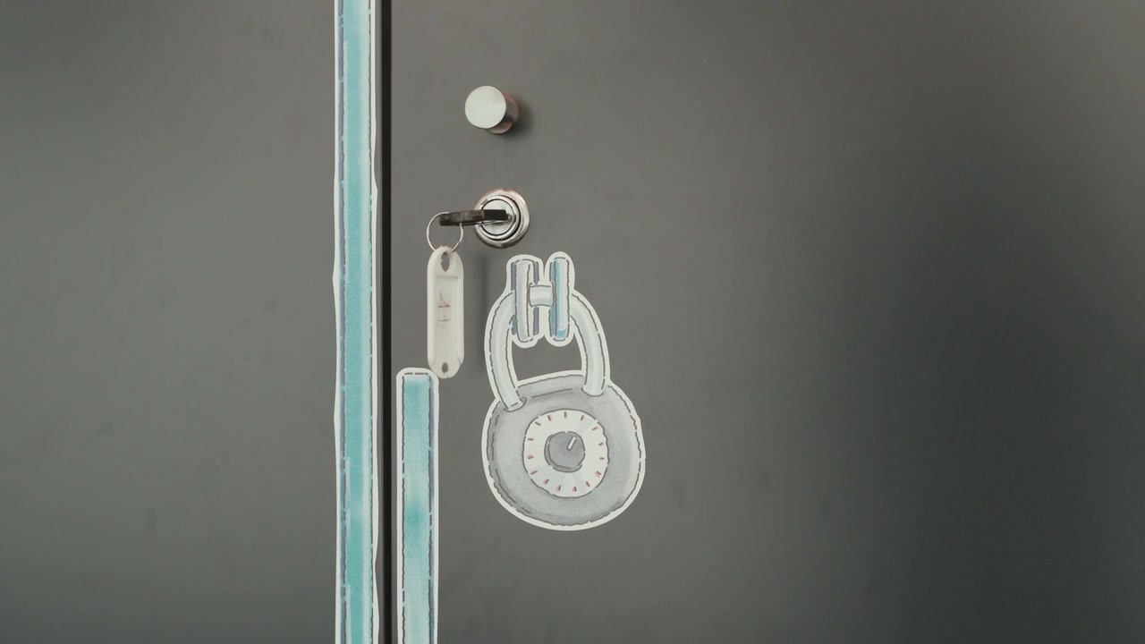Primo piano di una porta di armadietto con chiave nella serratura e illustrazione di un simbolo di sicurezza.