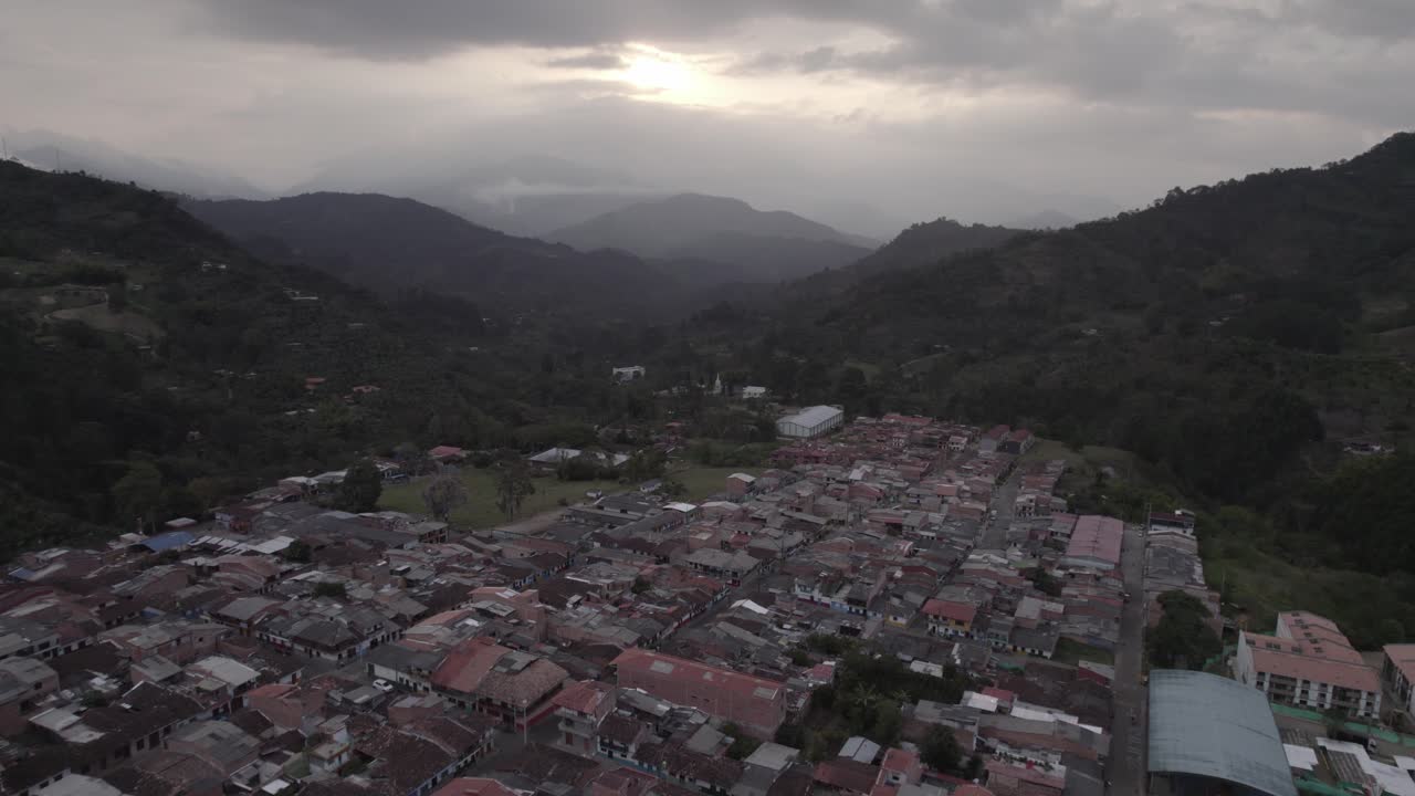 Architettura coloniale colorata di Jardín, Colombia, sorvolo aereo sulle Ande