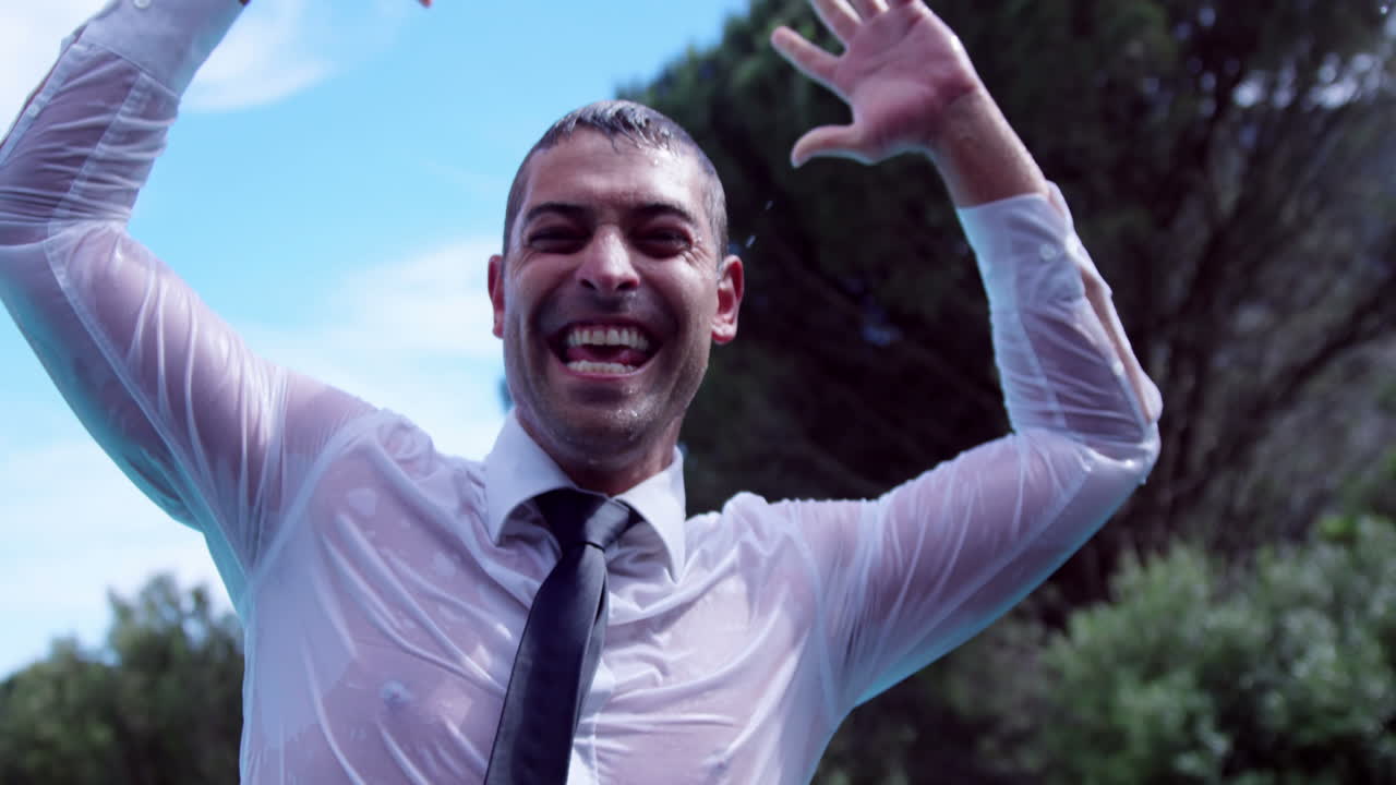 un hombre de negocios gritando y divirtiéndose.