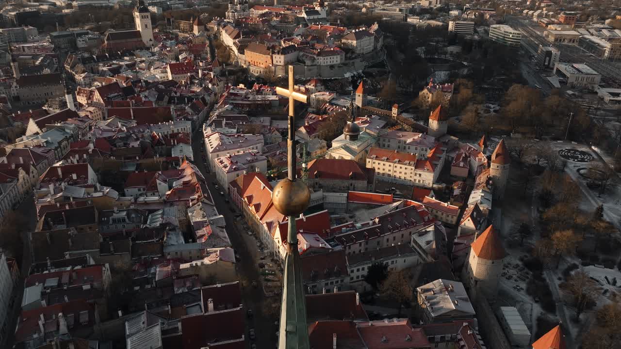Veduta aerea invernale della Chiesa di Sant'Olaf a Tallinn.