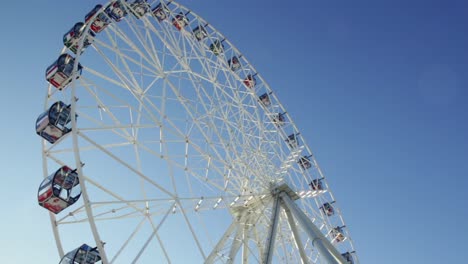 la rueda de la ferris contra un cielo azul claro