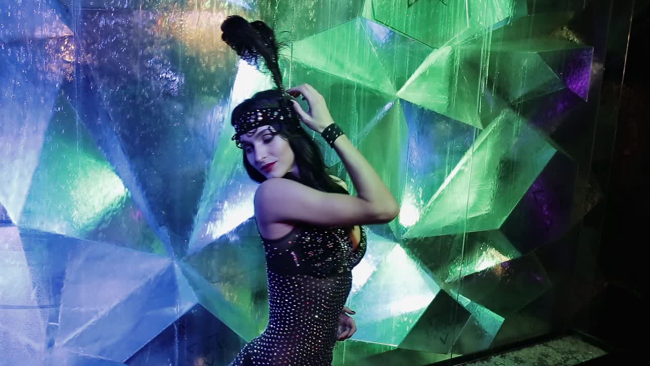 크리스탈 나이트클럽의 플래퍼 댄서