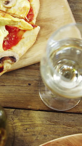 pizza deliciosa con un vaso de vino y especias